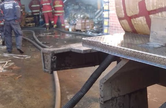 Incendio en galpones del MPPS en Carapita fue atendido por bomberos de la zona 1 Se realizarán las investigaciones pertinentes para verificar las causas del incendio