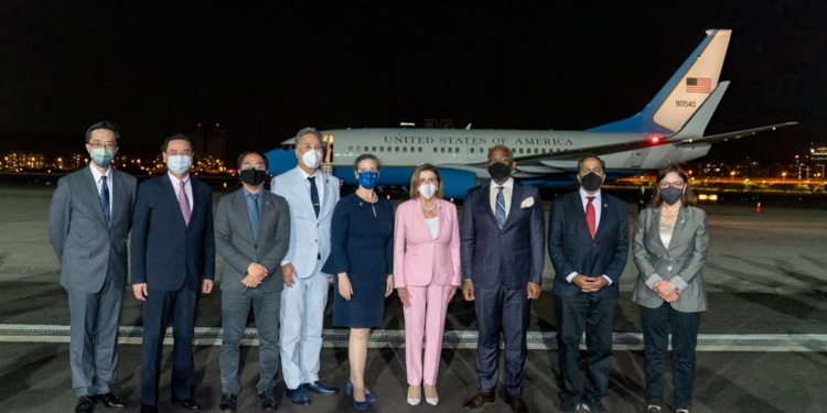 Nancy Pelosi afirma que su viaje sirve para "apoyar" la democracia de Taiwán 1 image 24