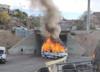 Grupos armados incendian varios vehículos de transporte público en México