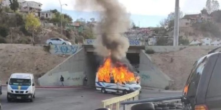 Grupos armados incendian varios vehículos de transporte público en México 1 Grupos armados incendian varios vehículos de transporte público en México