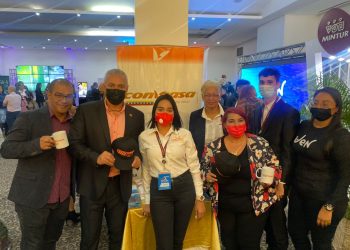 Ministro Alí Padrón junto a la viceministra de turismo internacional Leticia Gómez y parte de su equipo.