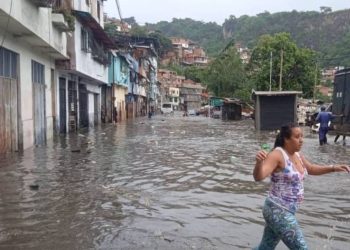 Autoridades de Protección Civil (PC) y Funcionarios de la Policía Nacional Bolivariana (PNB) en alerta tras cualquier eventualidad por las precipitaciones