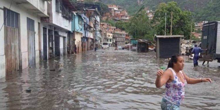 Fuertes lluvias ocasionaron el desborde del Río Guaire 1 Autoridades de Protección Civil (PC) y Funcionarios de la Policía Nacional Bolivariana (PNB) en alerta tras cualquier eventualidad por las precipitaciones
