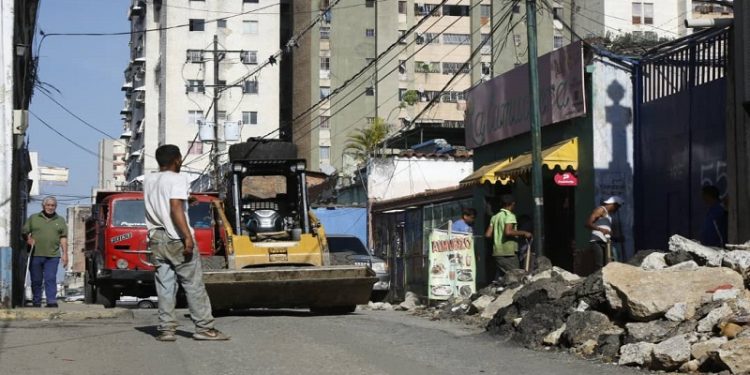 Cuadrillas del sistema 1x10 trabajan en el despeje de calle en Altagracia Caracas