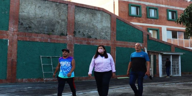 Carmen Meléndez inspeccionó Casas de Abrigo de Caracas