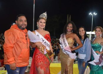 El alcalde Daniel Monteverde junto a la primera dama Mary Salazar coronaron ala nueva reina.