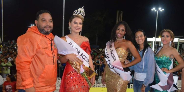 El alcalde Daniel Monteverde junto a la primera dama Mary Salazar coronaron ala nueva reina.