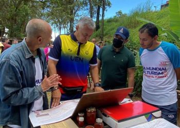 El ministro Alí Padrón realizó la entrega del acta de validación de la ruta "Fila Begonia".