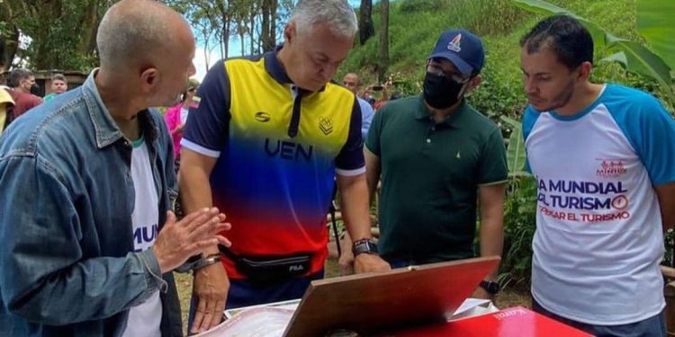 Ministro Alí Padrón entrega certificación de la Ruta Turística Comunitaria “Fila Begonia” 1 El ministro Alí Padrón realizó la entrega del acta de validación de la ruta "Fila Begonia".