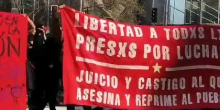 Estudiantes chilenos realizan multitudinaria marcha a favor de la constituyente