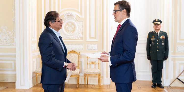 Embajador de Venezuela en Colombia entregó credenciales al Presidente Petro 1 FcFMgiaXgAQObgw
