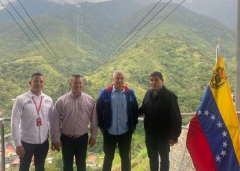 Ministro de turismo Alí Padrón junto al gobernador de Mérida Jehyson Guzmán y demás autoridades regionales.