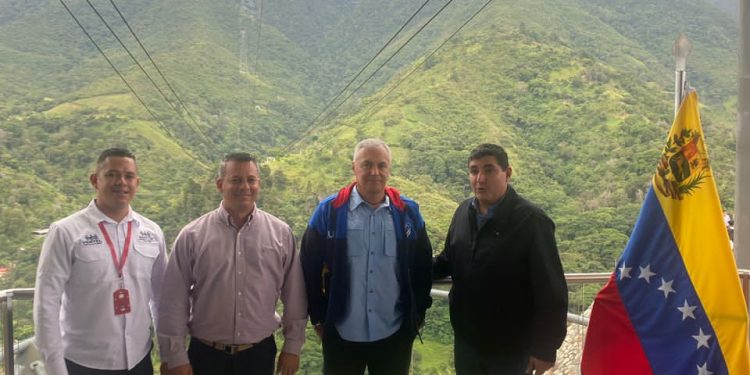 Ministro de turismo Alí Padrón junto al gobernador de Mérida Jehyson Guzmán y demás autoridades regionales.