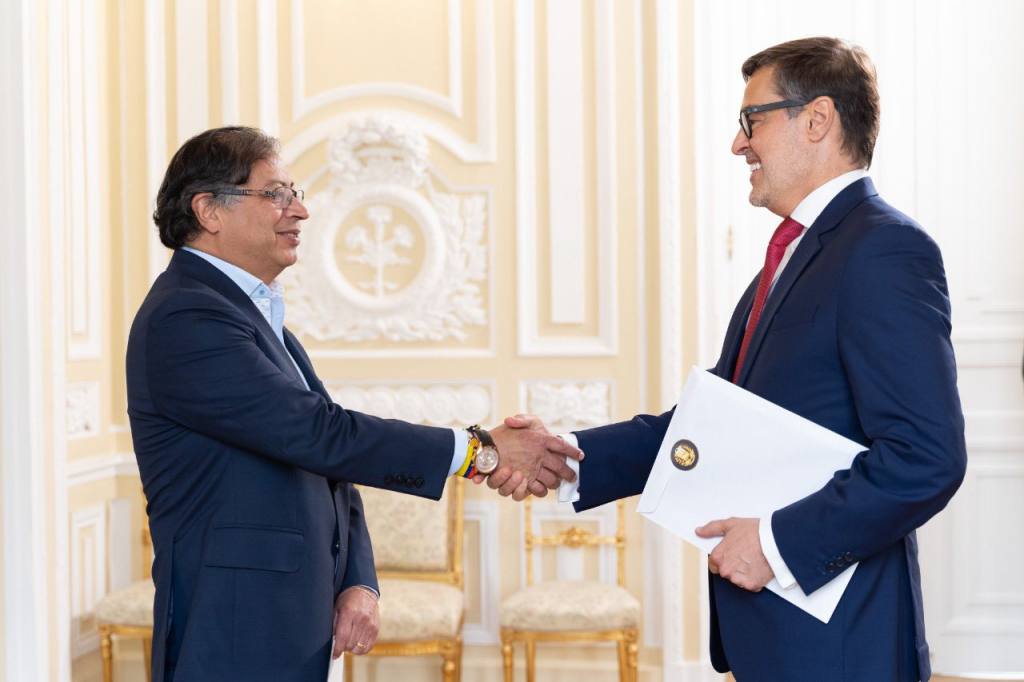Embajador de Venezuela en Colombia entregó credenciales al Presidente Petro