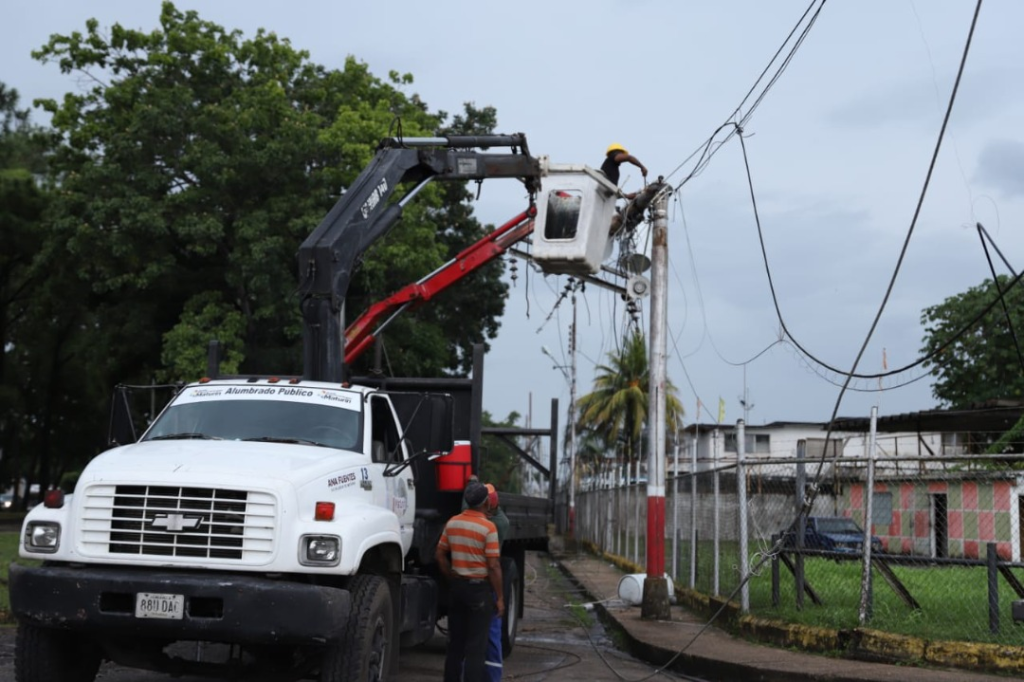 Alcaldía de Maturín y Corpoelec trabajan para restablecer servicio eléctrico en la avenida Libertador