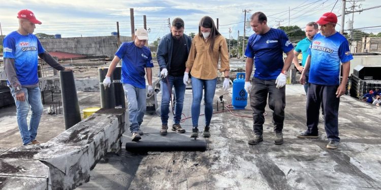 Gobernador Luna y alcaldesa Fuentes inician plan de impermeabilización en Los Guaritos III en Maturín 1 imperme