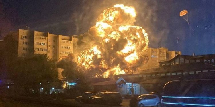 Avión militar estrelló cerca de un edificio residencial en Rusia