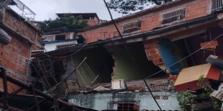 Deslizamientos por lluvias desploman 12 viviendas en el 23 de Enero 1 image 43