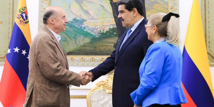 Presidente Maduro sostiene encuentro con el canciller de Colombia Álvaro Leyva 1 image 7