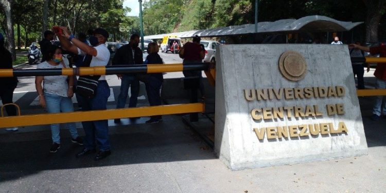 Profesores y obreros de la UCV exigen sus pagos en una protesta 1 Obreros y profesores de la UCV exigen sus pagos en una protesta