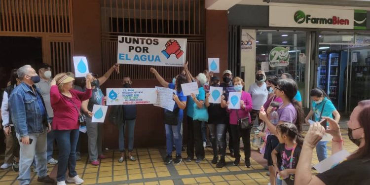Habitantes de La Candelaria protestaron por la falta de agua 1 Fg0gj3DXgAEXkEm