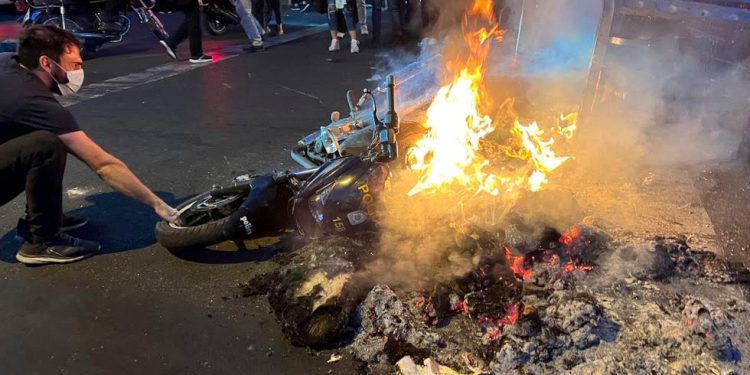 Protestas contra el régimen en Irán deja al menos 12 personas muertas