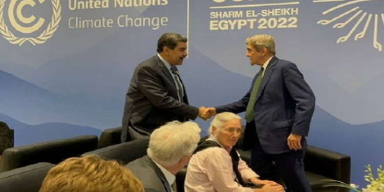 Maduro y enviado especial de EEUU John Kerry se saludan durante la COP27 1 image 15