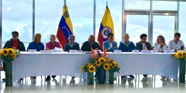Gobierno de Colombia y el ELN reanudan con "plena voluntad" negociaciones de paz en Venezuela 1 image 25
