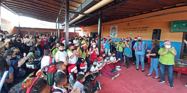 UEP "Madre Teresa de Calcuta" efectuó el encendido de la navidad 1 madre 3