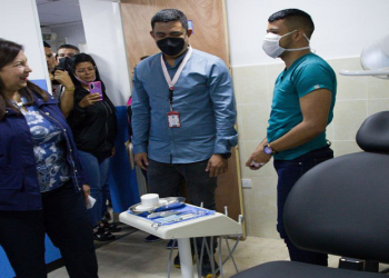 Meléndez reinauguró 2 centros de salud en Caracas