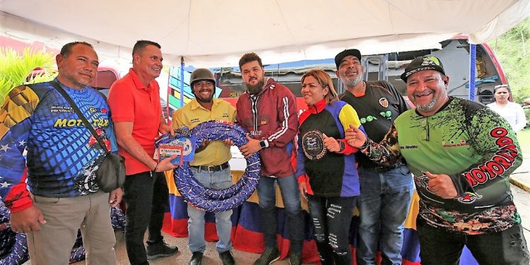 Gobernador Ernesto Luna entrega insumos y repuestos a 470 mototaxistas 1 Gobernador Ernesto Luna entrega insumos y repuestos a 470 mototaxistas