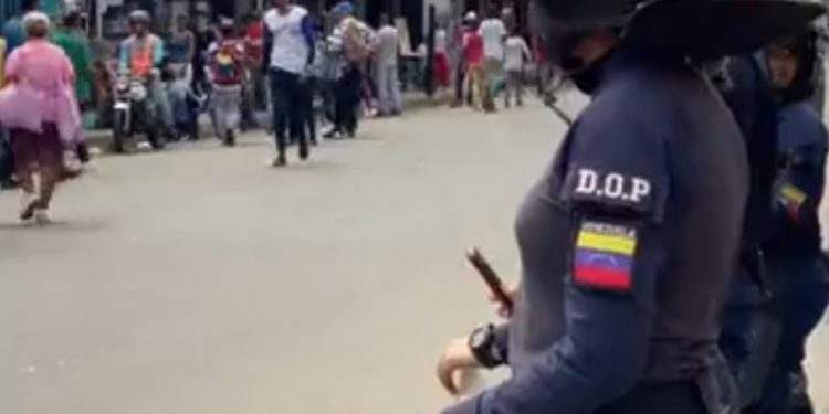 Usuarios del estado Bolívar realizan disturbios por alza del dólar 1 Usuarios del estado Bolívar realizan disturbios por alza del dólar