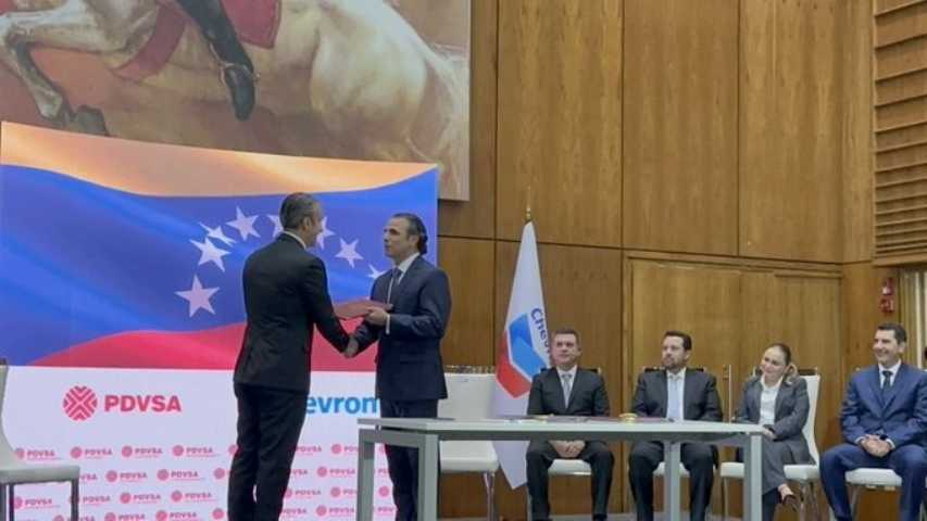 Venezuela y Chevron firman acuerdos para garantizar producción
