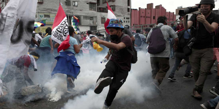 <strong>Sube a 26 la cifra de muertos por disturbios en Perú</strong> 1 image 10