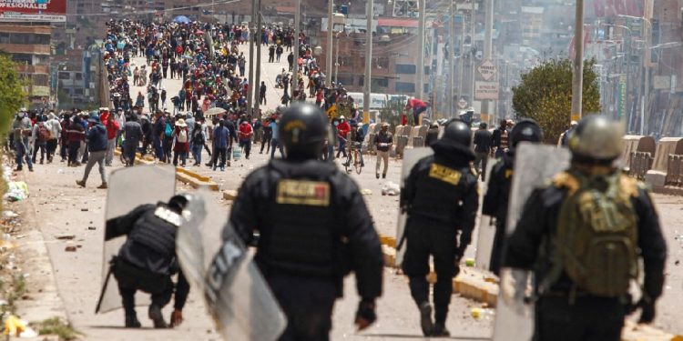 toque de queda en peru por ola de violencia al sur del pais 1682