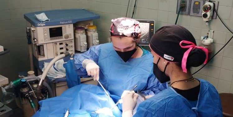 Dan solución quirúrgica a 11 pacientes de tres servicios del Núñez Tovar 1 Personal médico y de enfermería del HUMNT hace 11 intervenciones en quirófanos de Emergencia. (Foto: Ana Rodríguez)