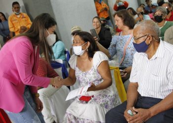 La alcaldesa de Maturín, Ana Fuentes, promueve alianzas institucionales y garantiza consultas oftalmológicas. (Foto: Franklin Aguilera)