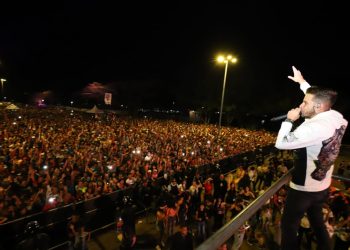 Omar Acedo hace bailar a las miles de personas presentes en el cierre del Carnaval de Maturín 2023 en El Guacharín. (Foto: Saúl Blanco)