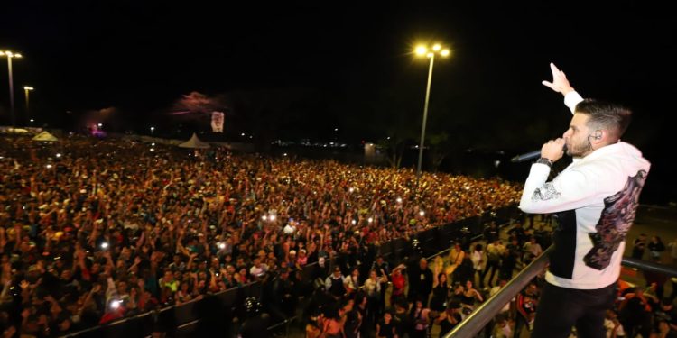 Con un gran concierto en El Guacharín cierran Carnavales de Maturín 1 Omar Acedo hace bailar a las miles de personas presentes en el cierre del Carnaval de Maturín 2023 en El Guacharín. (Foto: Saúl Blanco)