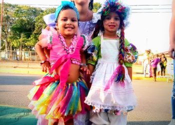 Las bellas muñequitas y bailarinas disfrutan del desfile de Carnaval.  (Foto: Ranbadell)