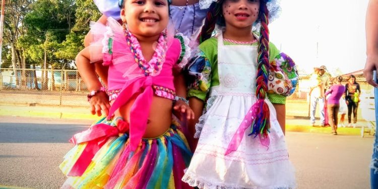 Niños protagonizaron los Carnavales Felices Zamora 2023 1 Las bellas muñequitas y bailarinas disfrutan del desfile de Carnaval. (Foto: Ranbadell)