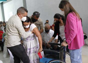 La alcaldesa Ana Fuentes entrega ayudas técnicas a personas con dificultad motora. (Foto: Ruby González)