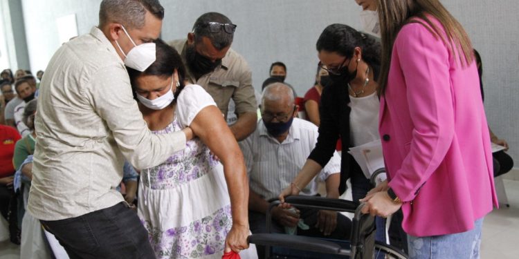 Despacho de la alcaldía de Maturín atendió más de 7 mil casos de salud en 2022 1 La alcaldesa Ana Fuentes entrega ayudas técnicas a personas con dificultad motora. (Foto: Ruby González)