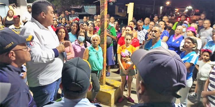 Activarán dos módulos policiales en Los Samanes y Las Carolinas de Maturín 1 El coronel Eduardo Alberto Almérida Padrón, secretario de Prevención y Seguridad Ciudadana, preside la asamblea comunal en el urbanismo Las Marías. en la parroquia Santa Cruz, de Maturín