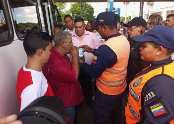 Frente Preventivo orienta a conductores en el los puntos de atención al ciudadano (PAC). (Foto: Franklin Aguilera)