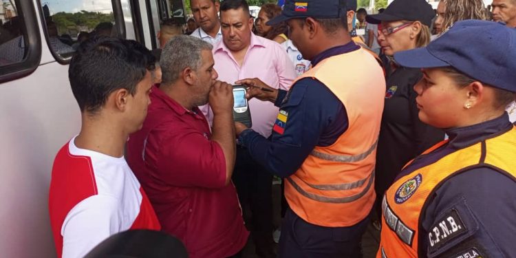 Frente Preventivo atiende a más de 1.200 usuarios en el Terminal de Maturín 1 Frente Preventivo orienta a conductores en el los puntos de atención al ciudadano (PAC). (Foto: Franklin Aguilera)