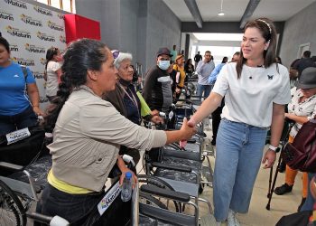Un total de 20 sillas de ruedas entrega la alcaldesa Ana Fuentes a trabajadores de la Alcaldía y habitantes de las parroquias. (Foto: Ruby González)