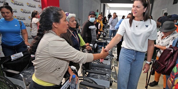 Alcaldesa Ana Fuentes entrega 29 ayudas técnicas a trabajadores de la Alcaldía 1 Un total de 20 sillas de ruedas entrega la alcaldesa Ana Fuentes a trabajadores de la Alcaldía y habitantes de las parroquias. (Foto: Ruby González)