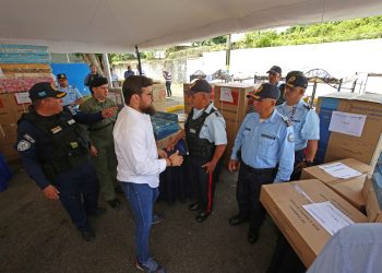 El gobernador Ernesto Luna dota con cocinas, neveras, camas y colchones, 38 estaciones de PoliMonagas.