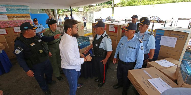 Gobernador Ernesto Luna dotó 38 estaciones de PoliMonagas 1 El gobernador Ernesto Luna dota con cocinas, neveras, camas y colchones, 38 estaciones de PoliMonagas.